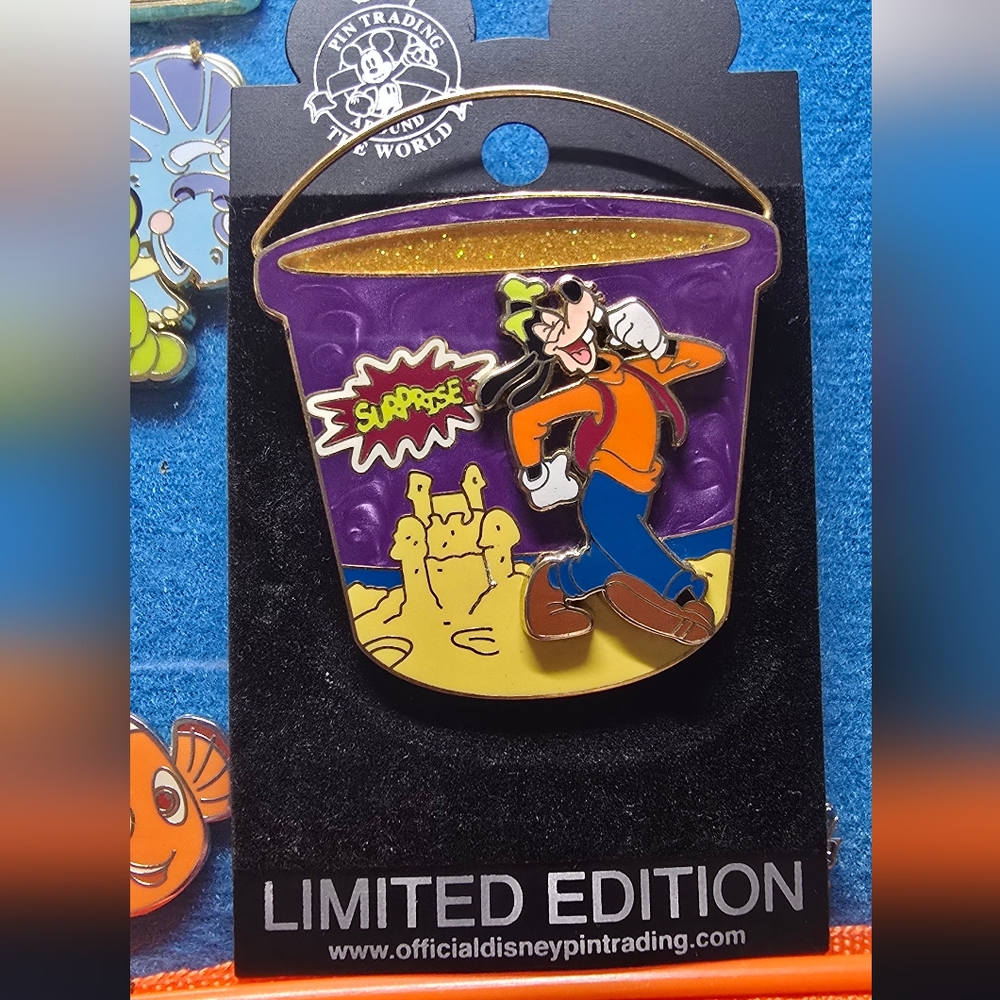 LE 1000 Disney Goofy beach bucket pin (Cast Member Pin)
